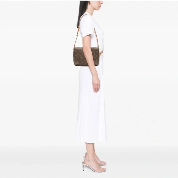 Louis Vuitton
with Tan Leather Strap
Musette Tango Short Shoulder Bag Brown
🤎🤎🤎 - Picture 13 of 13